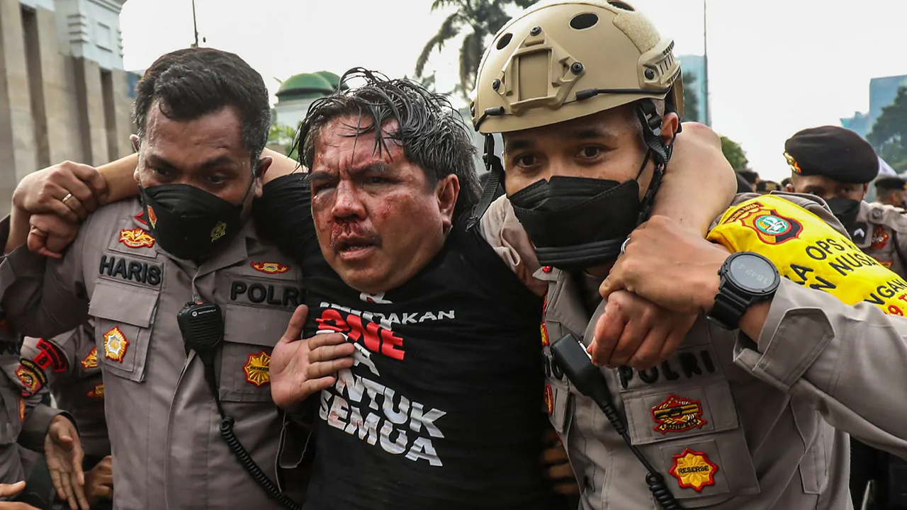 Ade Armando dikeroyok