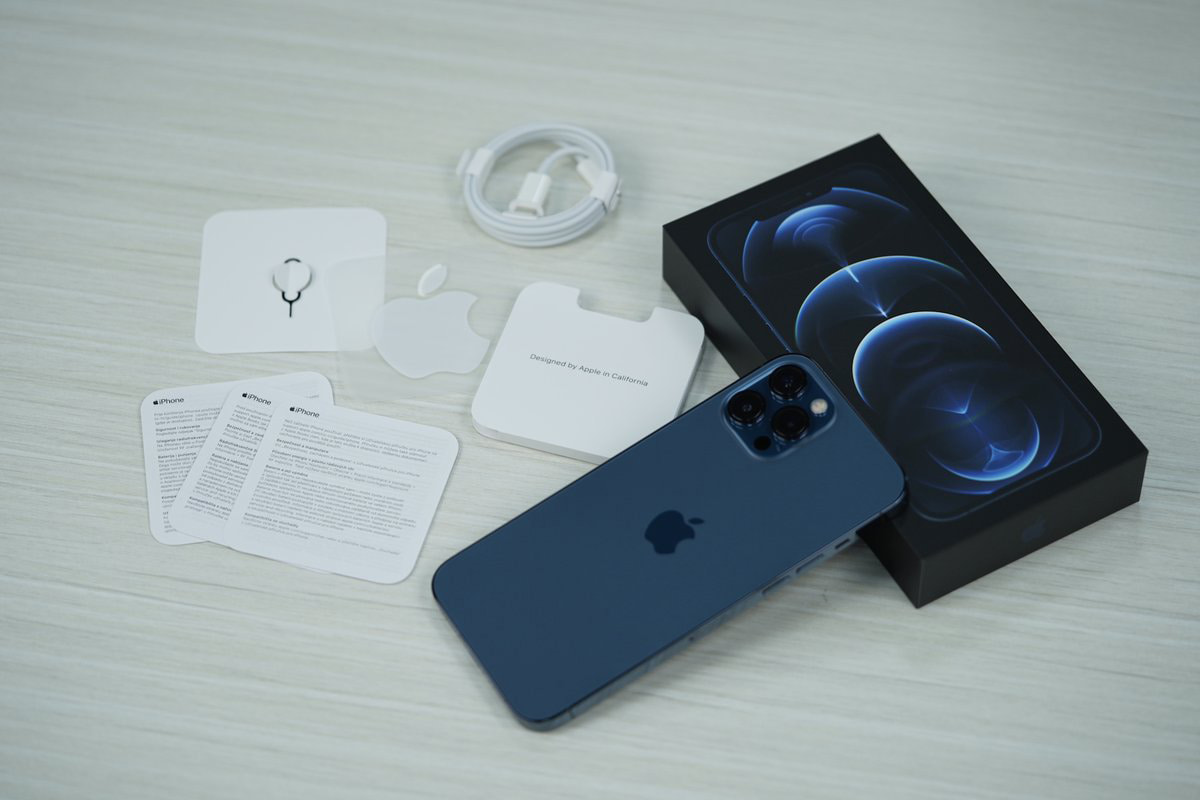 iPhone 12 unboxing