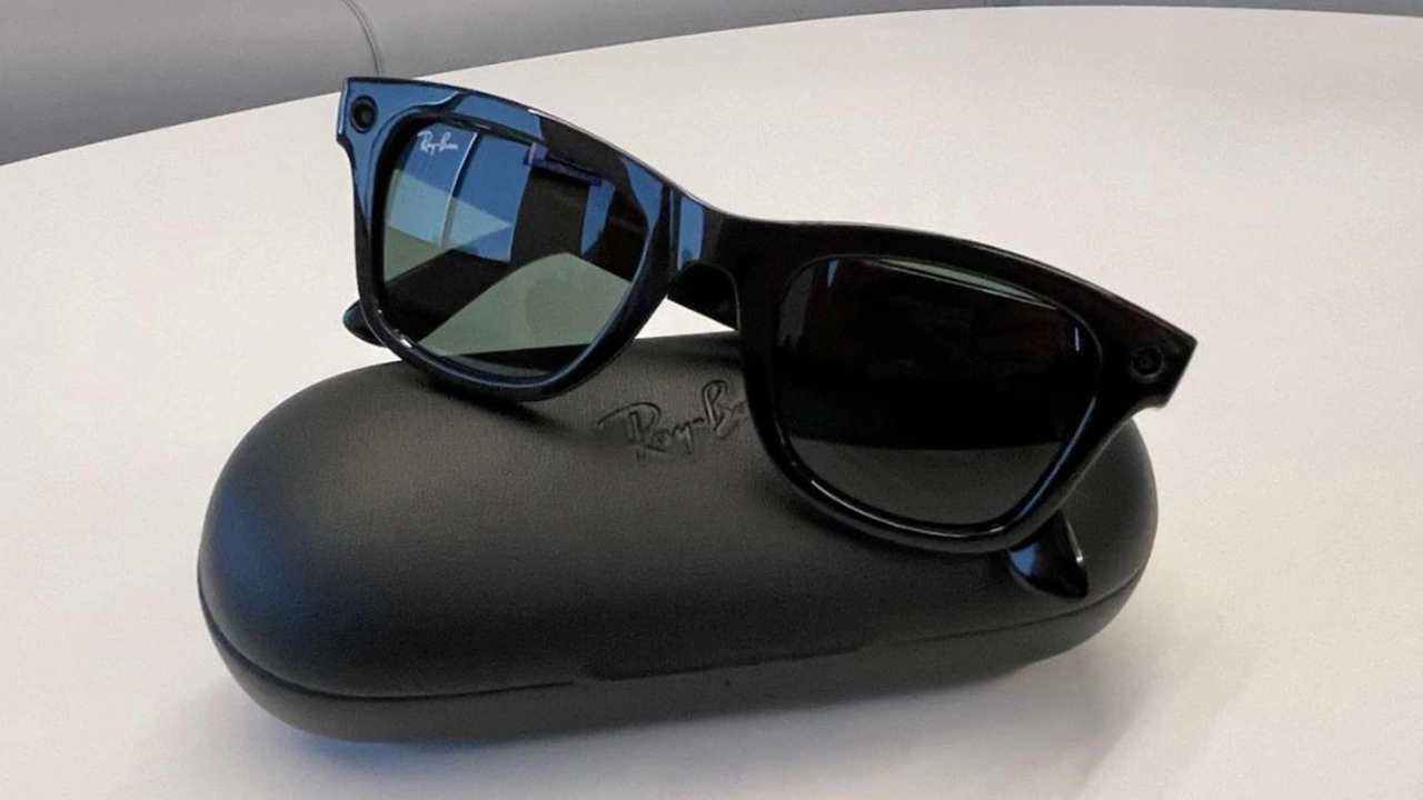 Ray-Ban Stories, Facebook