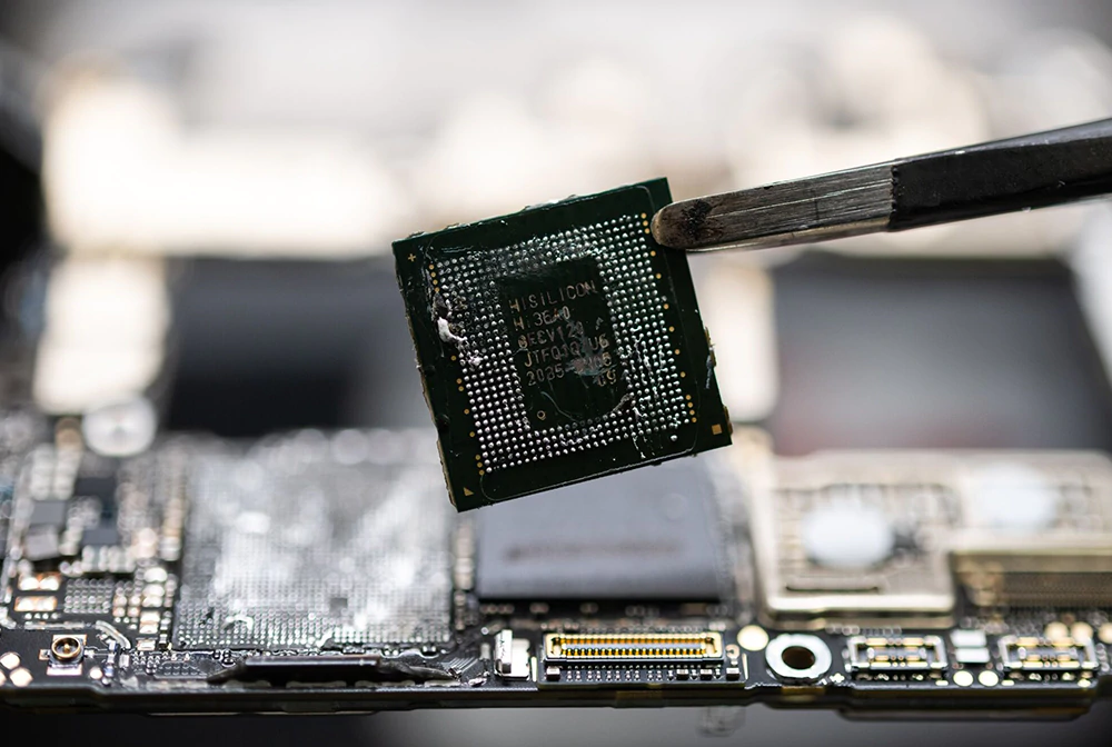 SMIC's 7nm Kirin 9000s inside a Huawei Mate 60 Pro smartphone.